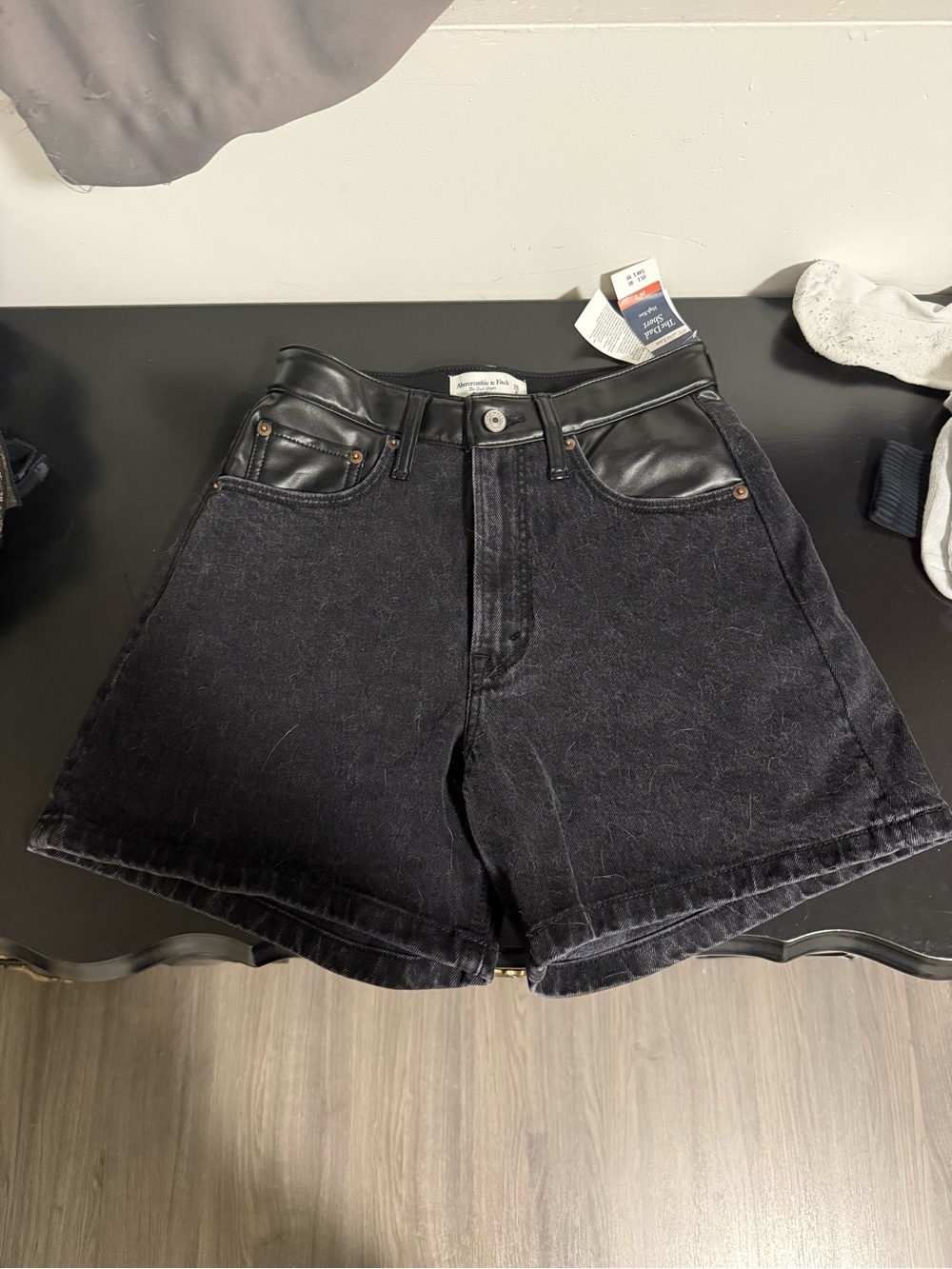Abercrombie & Fitch CURVE LOVE High Waisted The Dad Short W/ leather detail